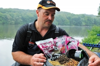 Nástrahy pre lov kaprov použiteľné na lov bielej ryby: Premium Feed Pellets od Bait-tech a Response Boilies od Mainline.