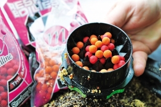 Zoberte viacero príchutí boilies a dajte ich do drvičky Krusha.