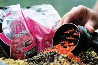 Mini boilies podrvené do veľkosti konopného semienka.
