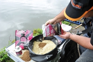 Ako extra atraktant použijem Premium Feed Pellets od Bait-Tech 
s obsahom betainu.