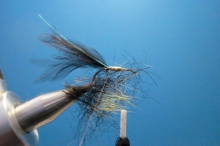 S pomocou rotačného zotrvačníka si vytvoríme slučku, do ktorej vložíme srsť a dabing.