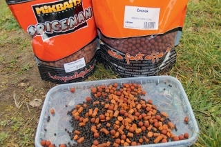 Kŕmny mix: boilies cesnak, pelety Polnočný pomaranč a 6 mm pstruhové pelety.