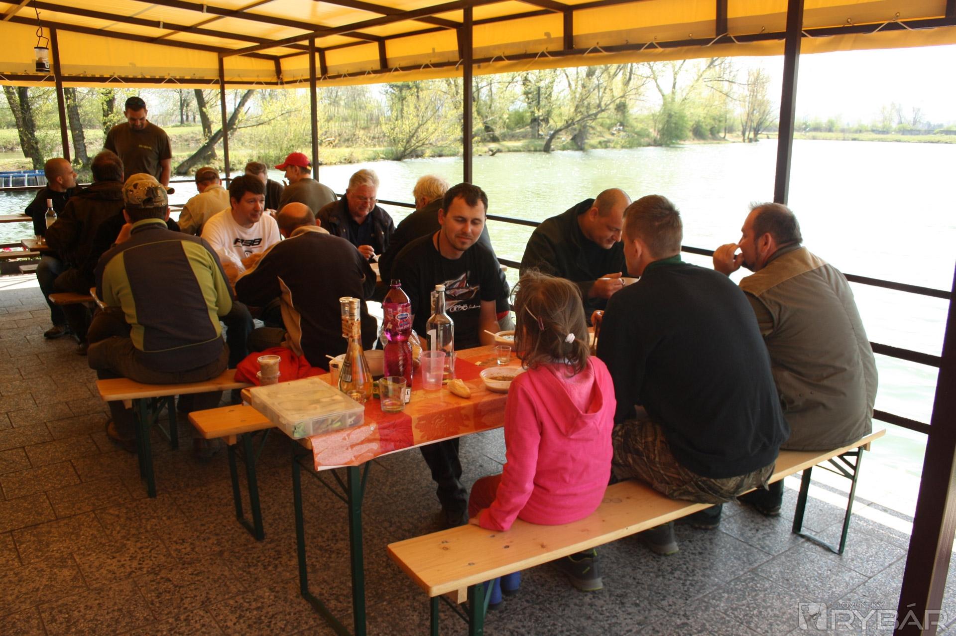 Hodujeme na guláši. A všetko sme spapali.