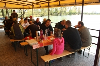 Hodujeme na guláši. A všetko sme spapali.