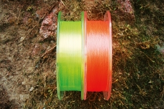 Porovnanie priehľadného fluozeleného a fluooranžového vlasca.