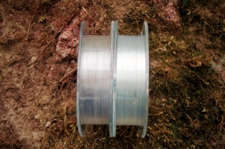 Vľavo fluorocarbon a číry vlasec.