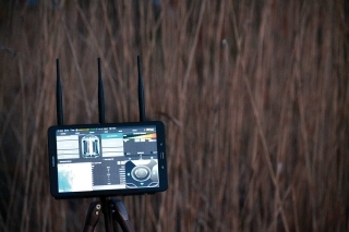 Tablet osadený na tripode.