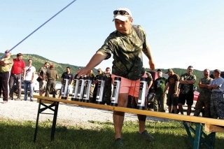 Žrebovanie poradia v akom sa budú ťahať lovné miesta. Čísla boli nalepené na tubusoch s PVA pančuchou, ktoré si pretekári mohli ponechať.