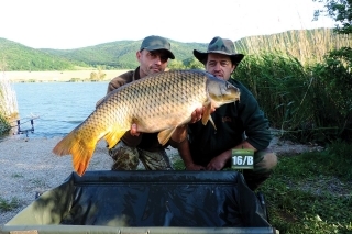 Najväčšia ryba pretekov: 90 cm a 11,4 kg. Ulovil ho tím CT RV 73.