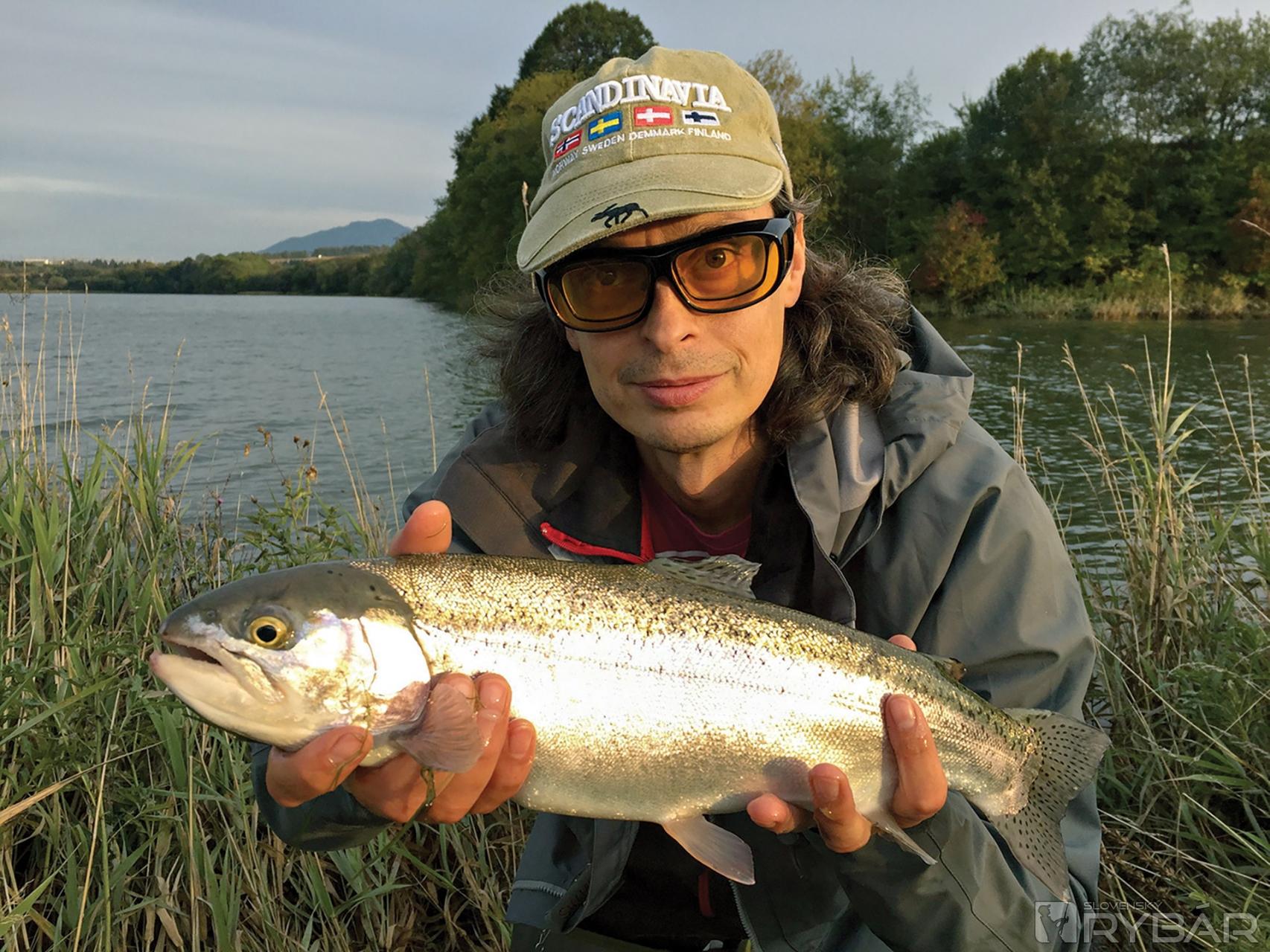 Jazerné muškárenie v Bešeňovej vie často prekvapiť pekným úlovkom.