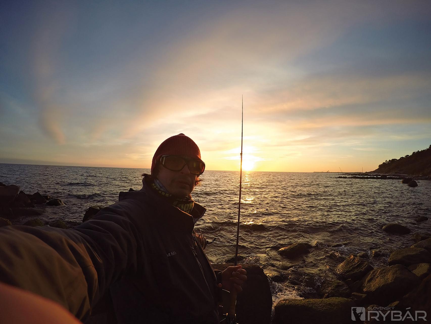 Západ slnka na ostrove Bornholm počas lovu morských pstruhov.