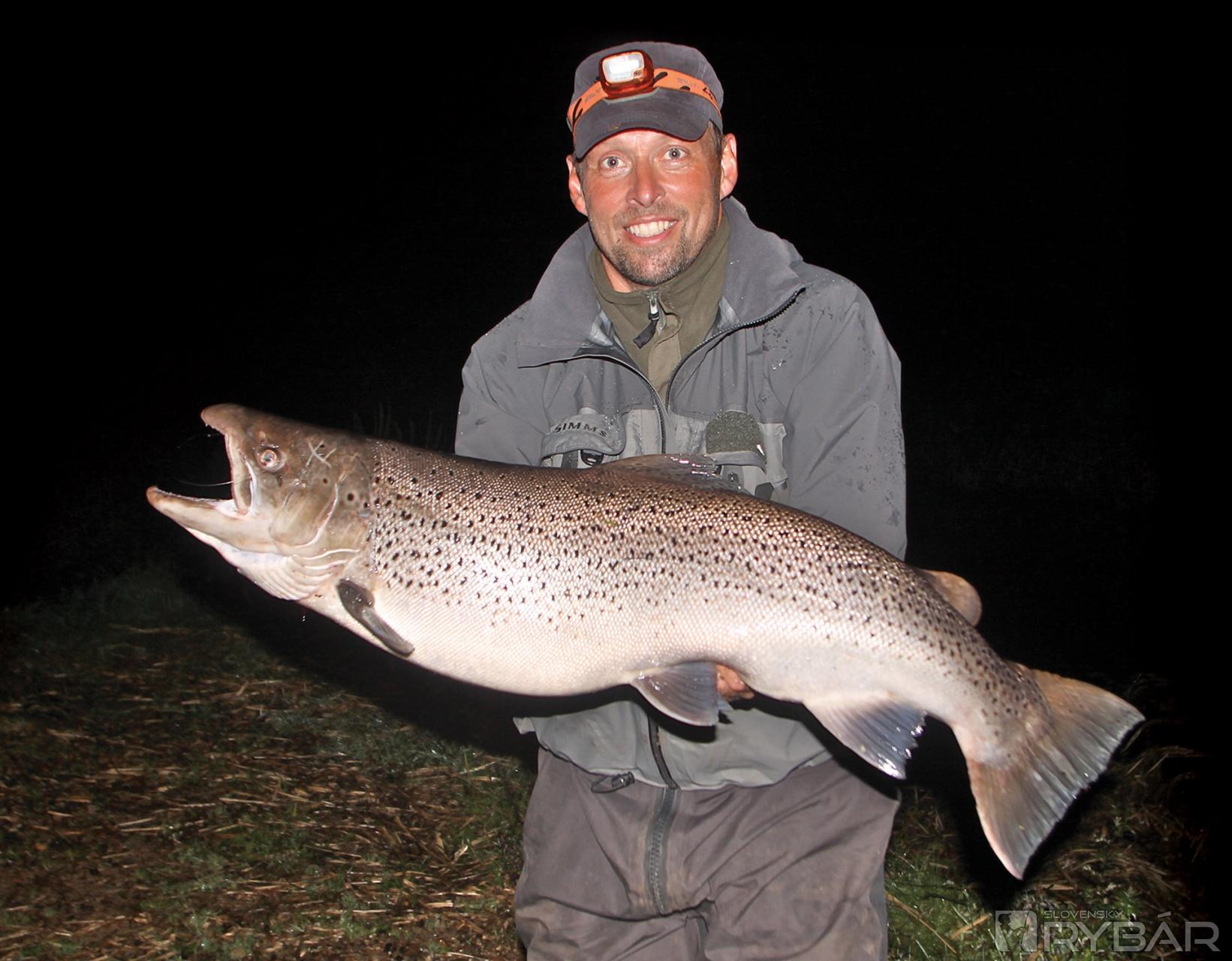 Jan Snejbjerg zo Skive s kapitálnym 10,8 kg vážiacim a 90 cm dlhým morským pstruhom.