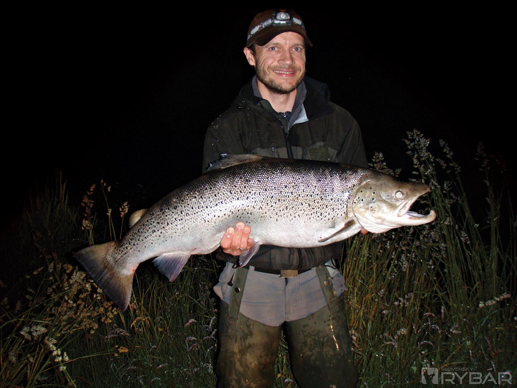 Allan Nørskov Johansen s 11,0 kg a 92 cm krásavcom zdolaným na jednoručnú muškárku.