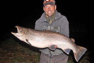 Jan Snejbjerg zo Skive s kapitálnym 10,8 kg vážiacim a 90 cm dlhým morským pstruhom.