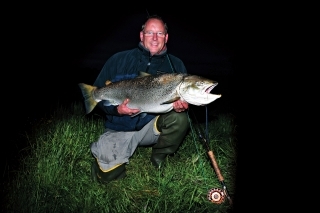 Morský pstruh takejto veľkosti sa tak ľahko nevidí... Miestny rybár Morten Wølk po tisícoch nahodení ulovil tohto obra s mierami: 97 cm a 12,7 kg.