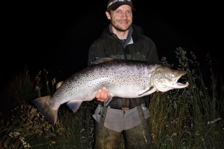 Allan Nørskov Johansen s 11,0 kg a 92 cm krásavcom zdolaným na jednoručnú muškárku.