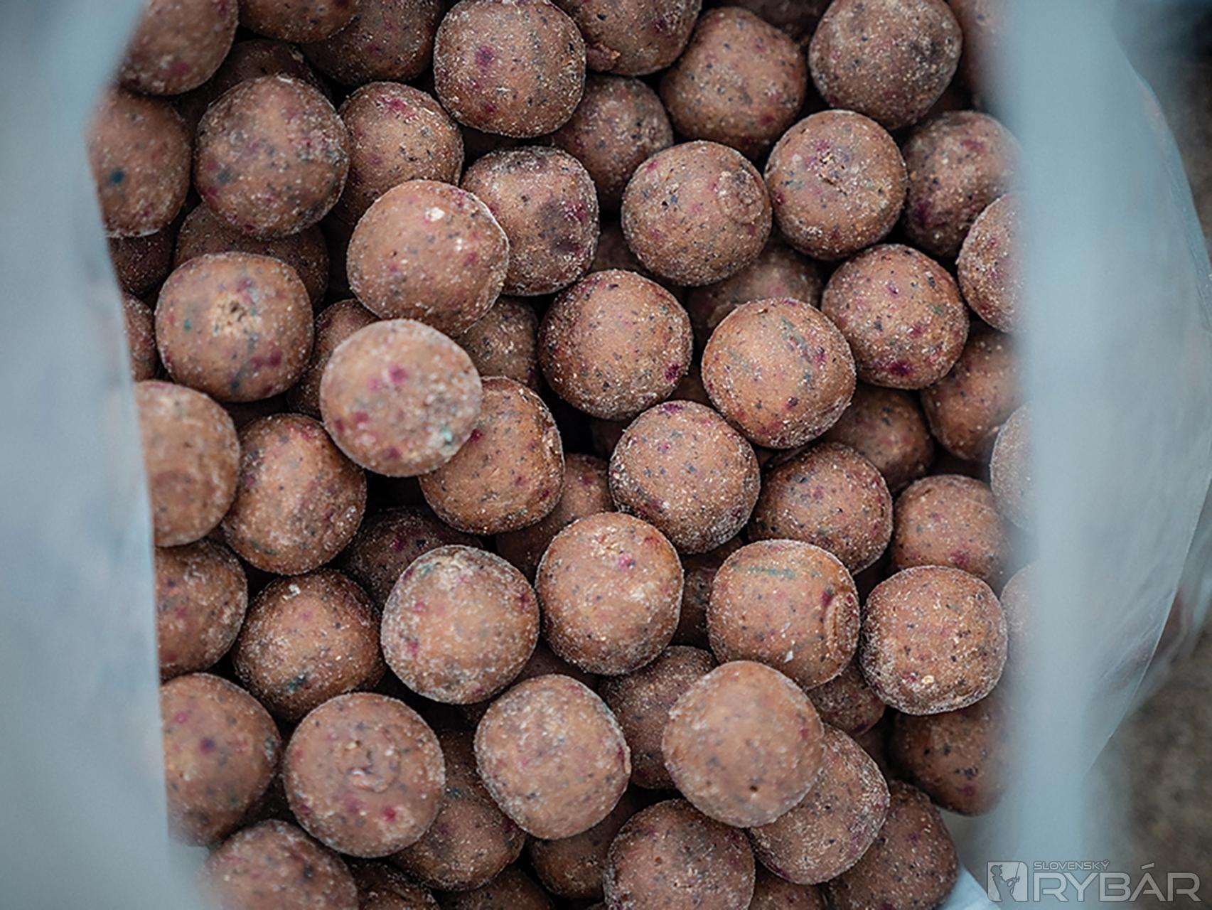 Kŕmne boilies z radu Light Line Krab-Oliheň pekne vonia aj dobre vyzerá.
