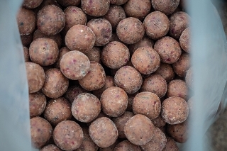 Kŕmne boilies z radu Light Line Krab-Oliheň pekne vonia aj dobre vyzerá.