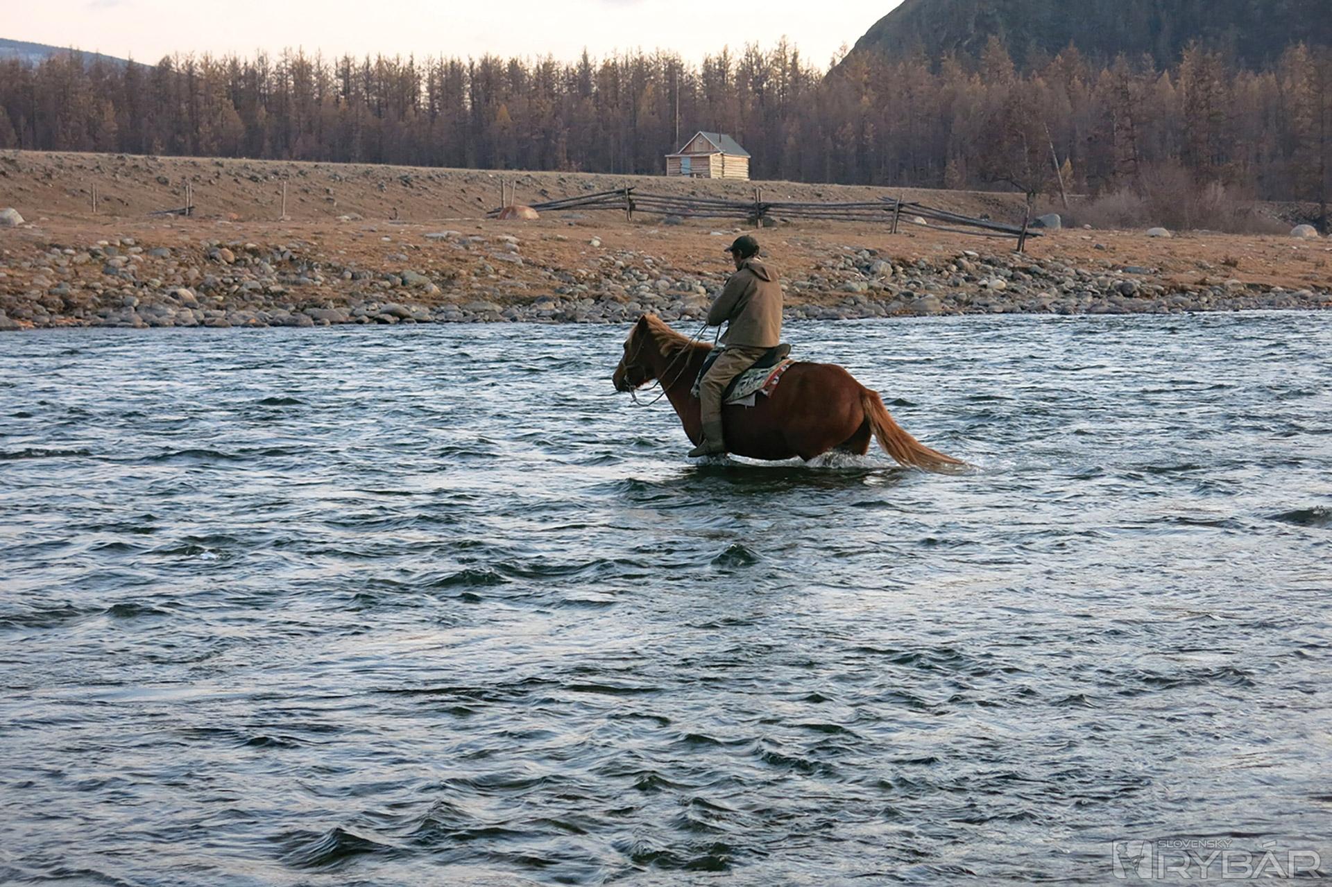 Prebrodiť rieku Tengis na koni sa prvýkrát odvážil iba Zorgo. 
Napokon sme sa 
odhodlali aj my.