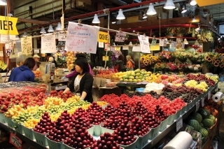 Lokálne trhovisko s ovocnými dobrotami, alebo aj bohato prestretý stôl pre amury.