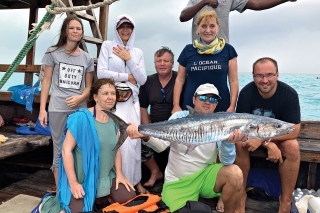 Časť našej skupiny smerujúca k ostrovu Mnemba na šnorchlovanie. Ako bonus sme cestou chytili na trolling túto King Fish. Vďaka ti, sv. Peter!