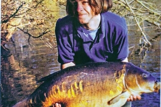Terry Hearn s úlovkom Bazila, ktorý bol v tej dobe jeho prvým kaprom nad 40 lb.