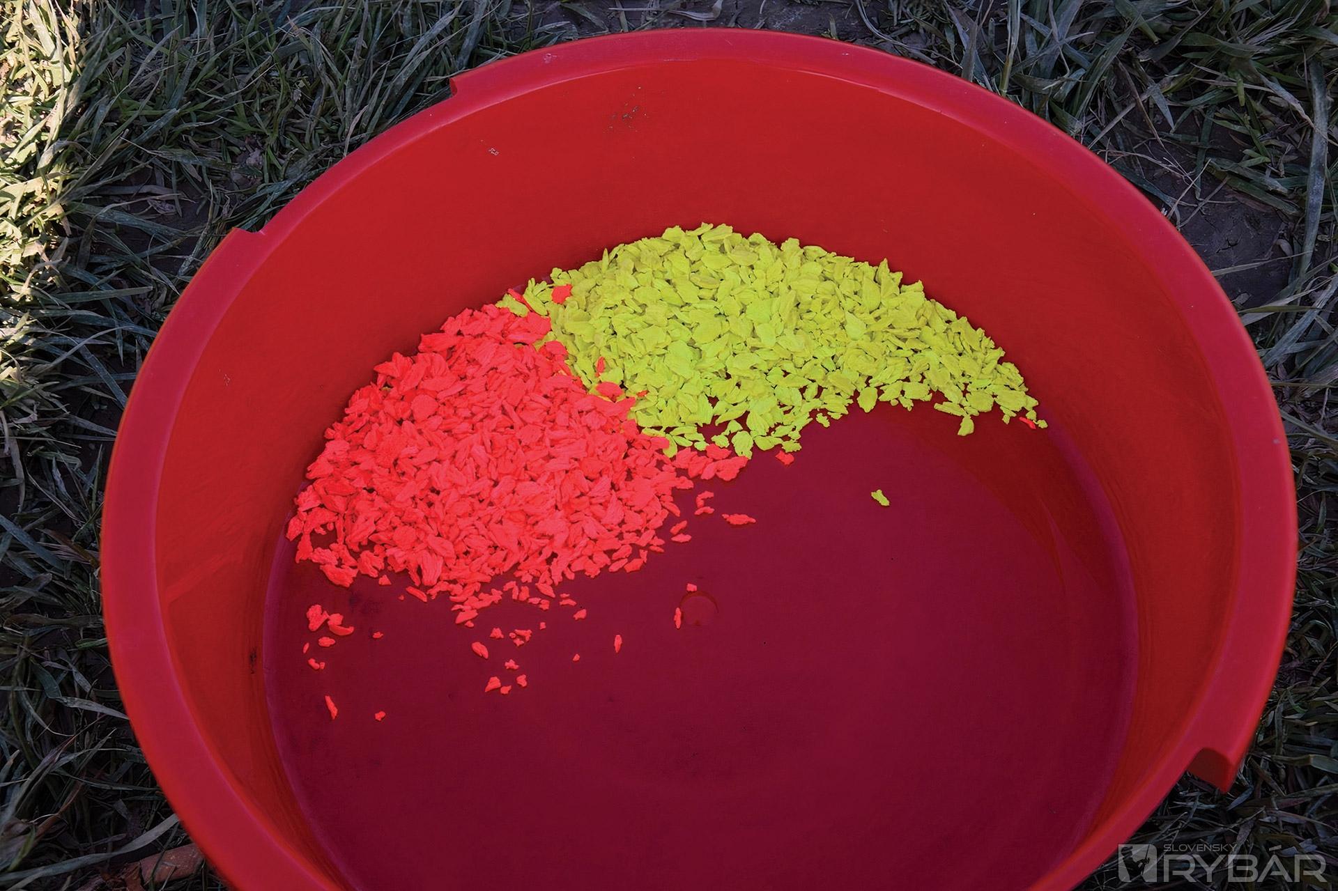 Fluo vločky – zaujímavý doplnok do krmítka.