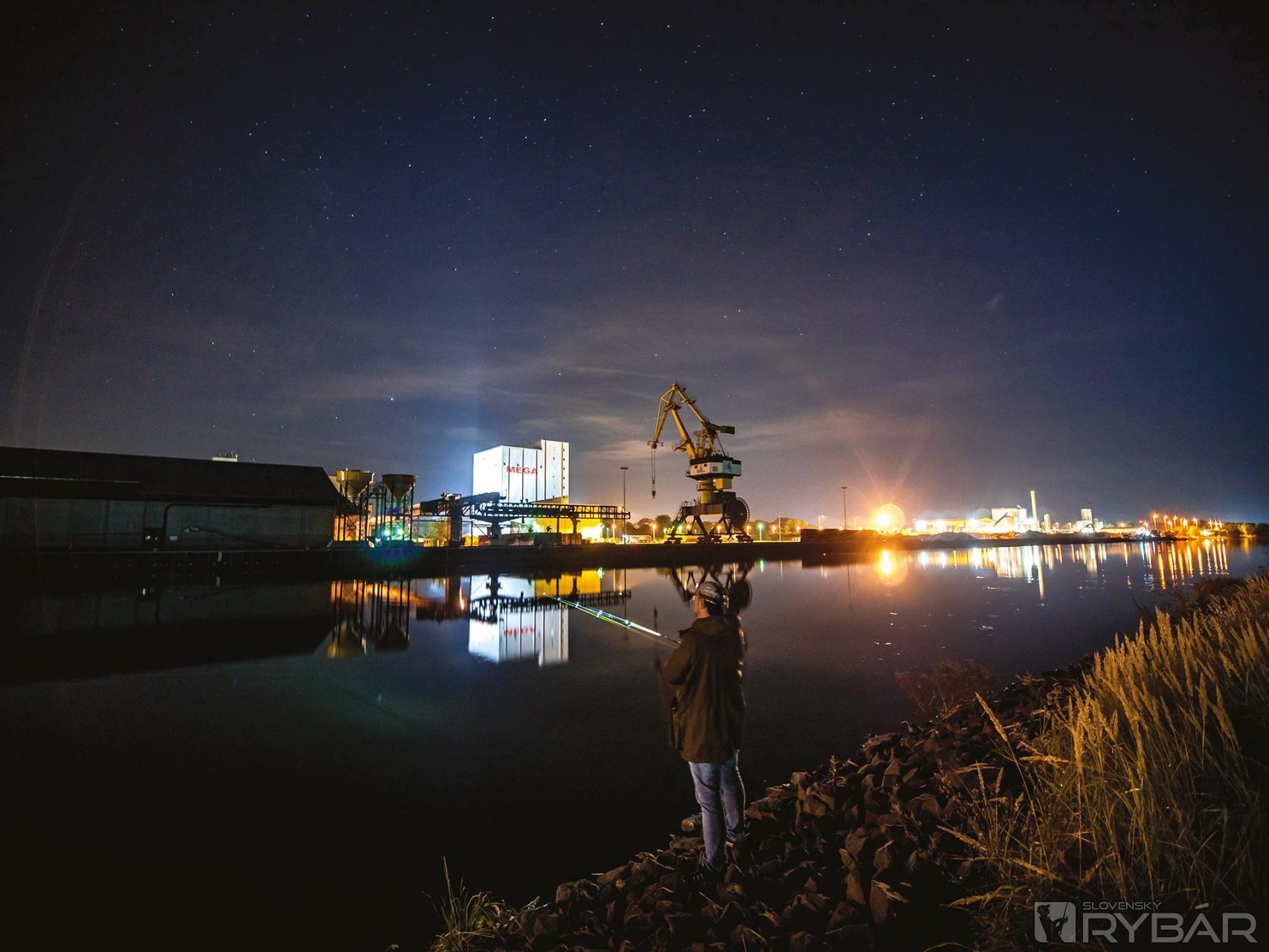 Osvetlené časti prístavov sú aj v noci plné života.