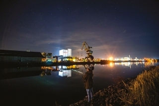 Osvetlené časti prístavov sú aj v noci plné života.
