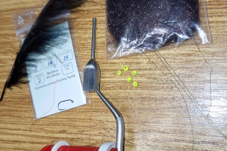 Materiál: háčik Dohiku J 16, čierne marabu, Spectra Dubbing Hends 45, červená viazacia niť, Chartreuse CDC, Krystal Flash tmavozelené, Chartreuse hlavička 3 mm.