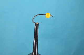 Navlečieme hlavičku a háčik upneme do zveráka.