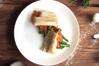Recept - Treska na opečených fazuľových strukoch a paradajkách