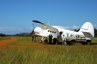 Lietadlo - jediný dopravný prostriedok do mnohých 
miest Afriky.