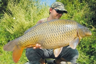 Peleta pod háčikom neznamená len malé ryby. Tohto dlhého 11 kg šupináča sa mi s jej pomocou podarilo uloviť na pravé poludnie jedného horúceho letného dňa. Druhý prút s nastraženým boilies zostal bez kontaktu…