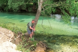 Lacko Mlynarovič nad akvárkom.
