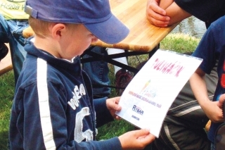 Malý Miško Kaprálik pri preberaní ceny na pretekoch.