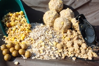 Komponenty: partikel pozostávajúci z kukurice, konope, tigrieho orecha, Vitalinu (suchá potrava pre psy), boilies Mainline Cell.
