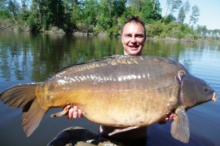 Azda najťažší boj rybačky, kde ma kapor stiahol až do 6 metrovej hĺbky, ale vyhral som! Mal 24, 50 kg.