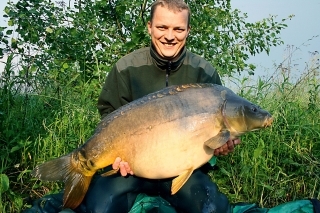 A1: Chytený mnou po prvýkrát pred neresom s hmotnosťou 16,5 kg na oliheň.