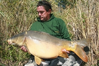 A4: Ďalšie stretnutie s ním mal kamoš, až po roku. Dovtedy som o ňom nepočul. Hmotnosť 16,5 kg, nástraha Maple Squid.