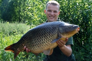 C1: Riečny bojovník zabral po neskutočnej búrke v roku 2007. Zobol si 32 mm peletu a vážil 13 kg.