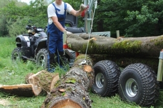 Nakladanie ťažkých kmeňov zvláda rameno na vozíku. Jeho nosnosť by mala byť 600 kg, čo však v našom prípade nebola pravda. Už pri týchto kmeňoch sa vyrovnali očká na reťaziach čo držali rameno a museli sme ich vymeniť. Ale inak je to veľký pomocník.