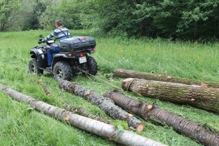 Sane sa pripevňujú k ATV za “guľu” s jedným kĺbom.