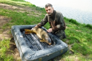 Môj osobák vo feedri - kapor s hmotnosťou 14,10 kg.