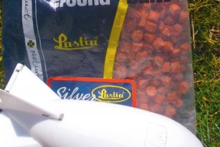 1. V silnom vetre nebol prak dobrá alternatíva, a tak som použil kŕmnu raketu.
