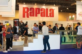 Jeden z najväčších stánkov malo konzorcium Rapala. Samozrejmosťou bol testovací bazén, vzorky, nové produkty na nadchádzajúcu sezónu...