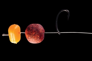 2. Na splietanú šnúru granity navlečieme háčik SB1, boilies a fluo umelú plávajúcu kukuričku.