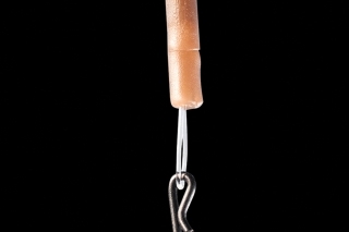 9. Na konci fluorocarbónu vytvoríme uzol a navlečieme na obratlík Quick Change Swivel.