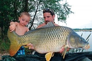 Bol horúci deň a všetci kaprári na jazere boli bez záberu vrátane mňa. Skúsil som pripraviť dlhý dvojmetrový nadväzec a pustiť do stĺpca zig-rig boilies. Dvadsať minút po nahodení sa nechal vyprovokovať tento šupináč, ktorý nielen mne vyčaril úsmev na tvári.