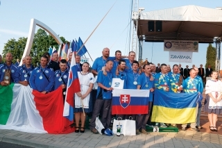 Najlepšia trojica medzi jednotlivcami - vľavo druhý Lukáš Hollý, v strede majster sveta Peťo Horňák (Slovensko) a vpravo Todor Kostadinov (Bulharsko)